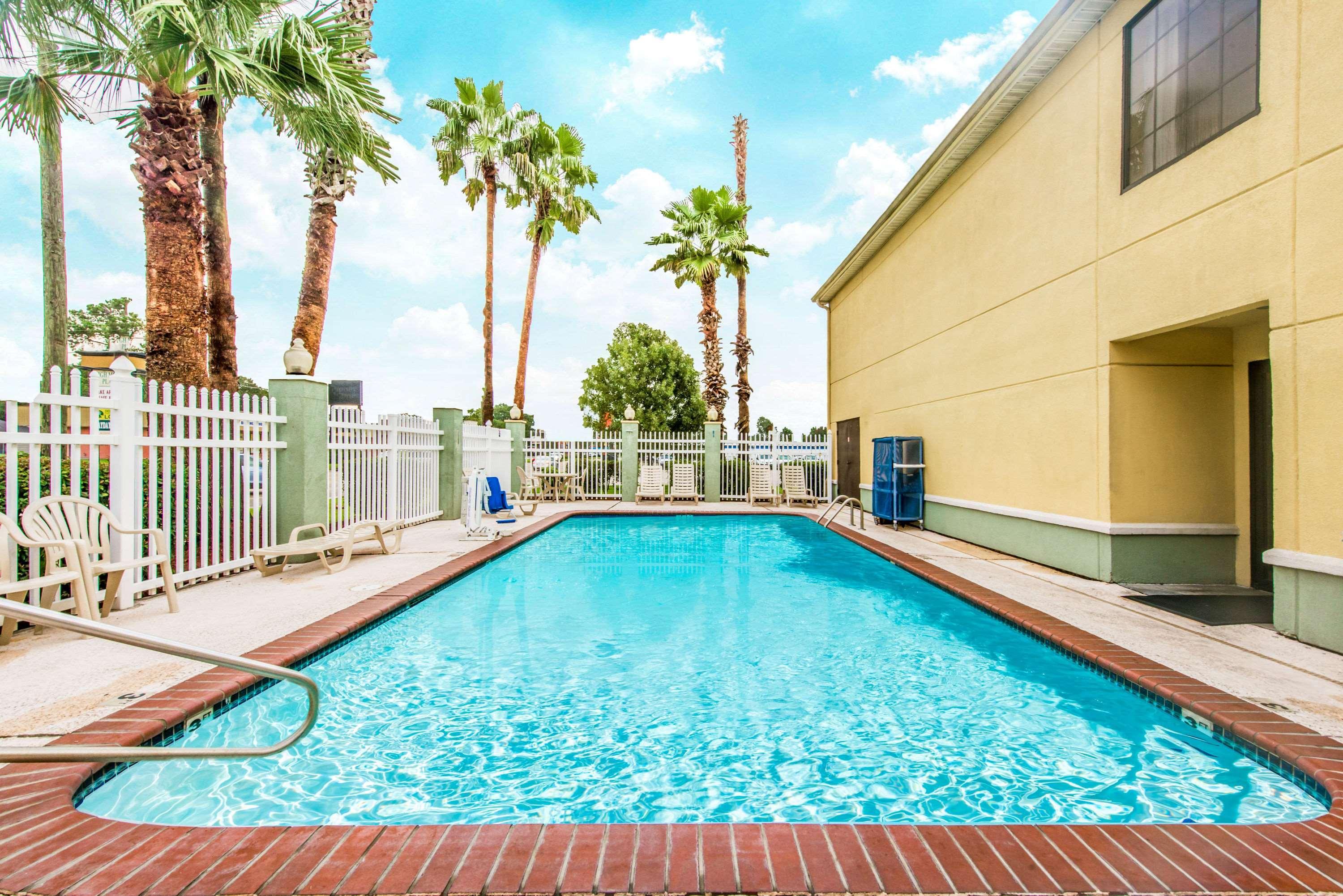 Super 8 By Wyndham Lake Charles/Sulphur Екстериор снимка
